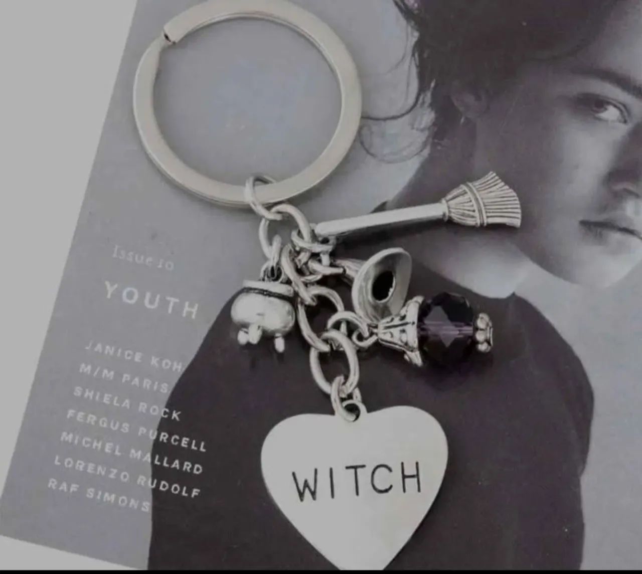 Chaveiro bruxa witch bruxinha com miniatura de chapéu, vassoura e caldeirão - Foto 2