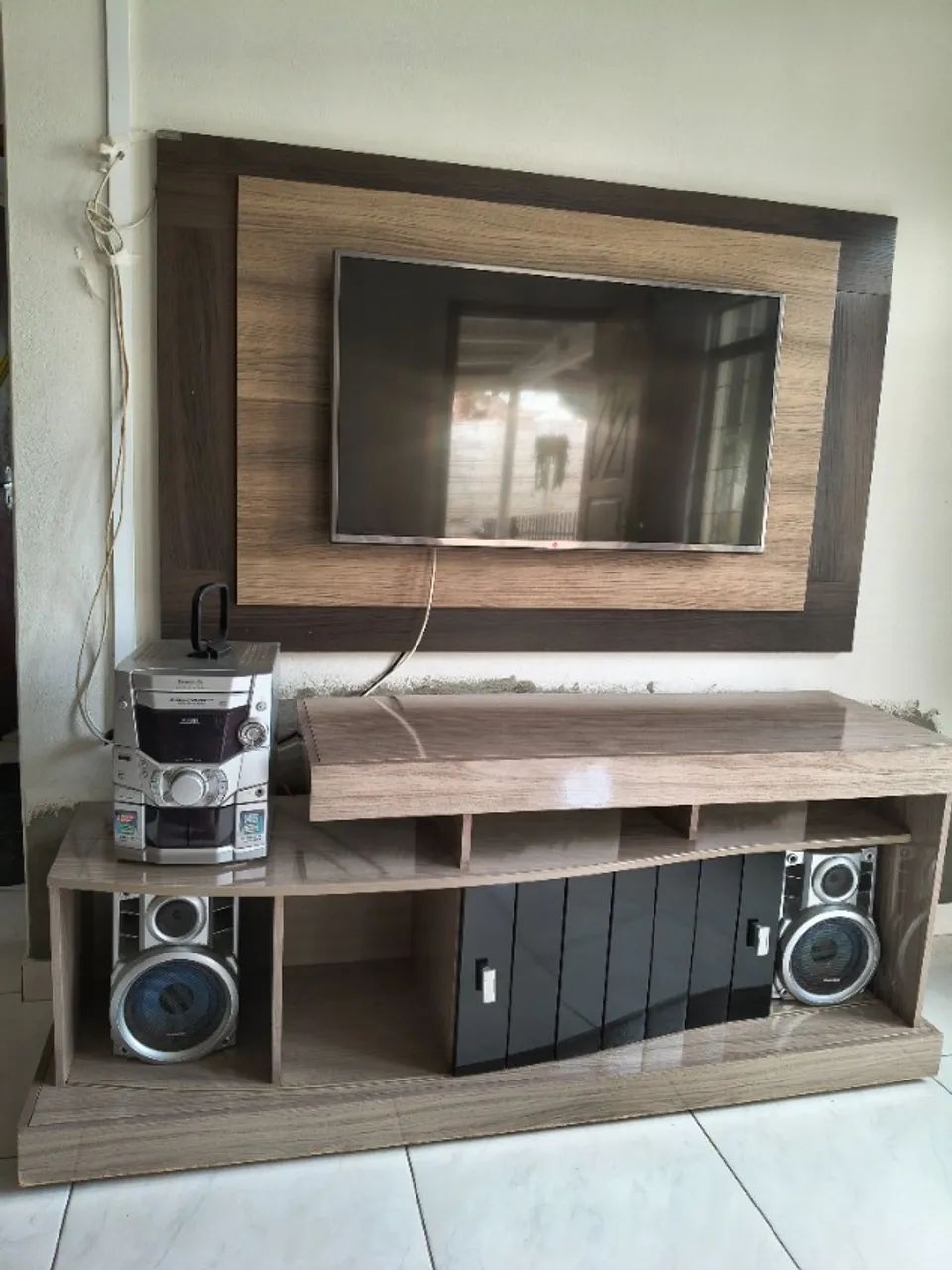 Painel de TV com rack e sistema de som