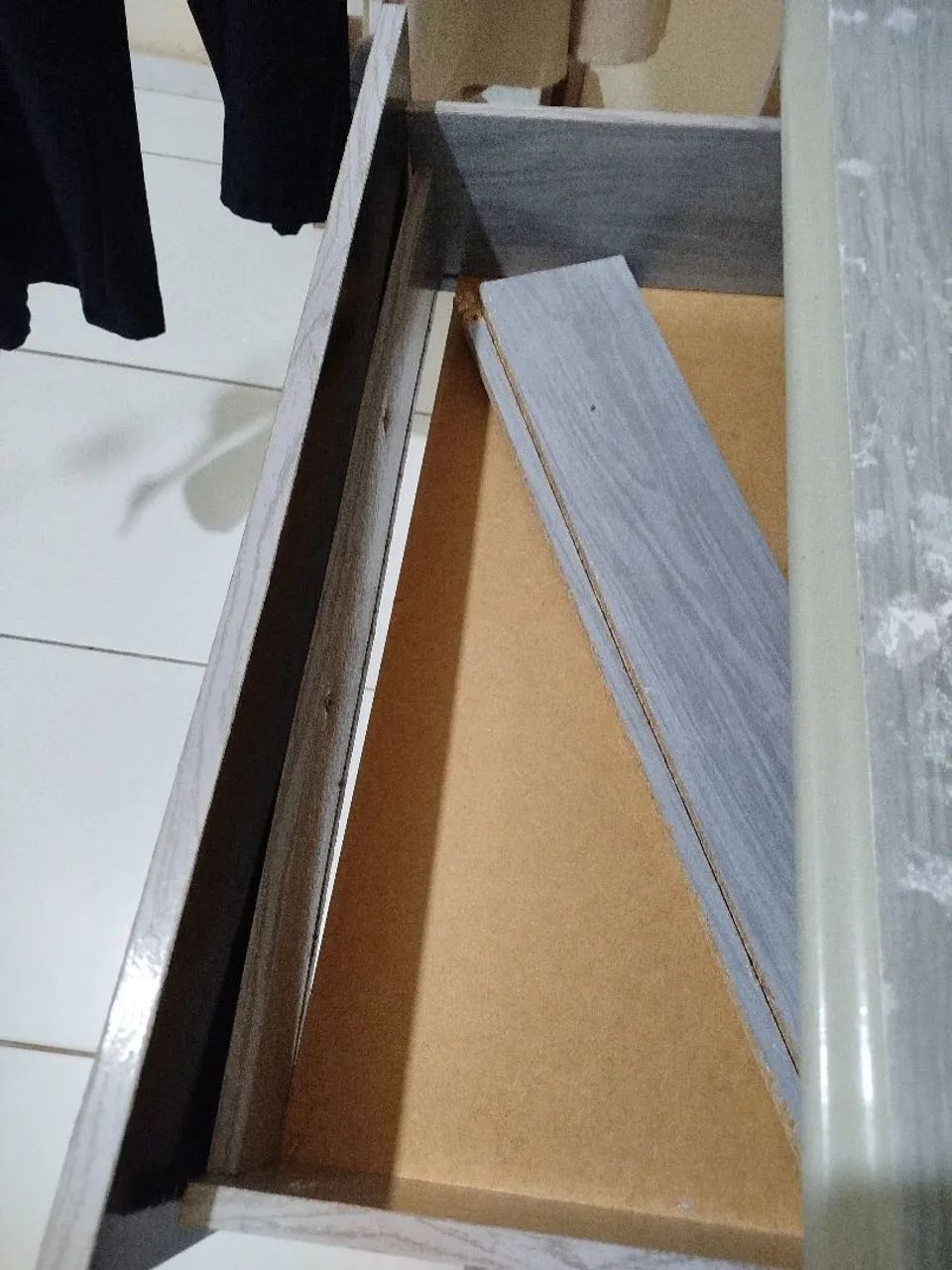 Vendo cômoda usada com avarias - Foto 3