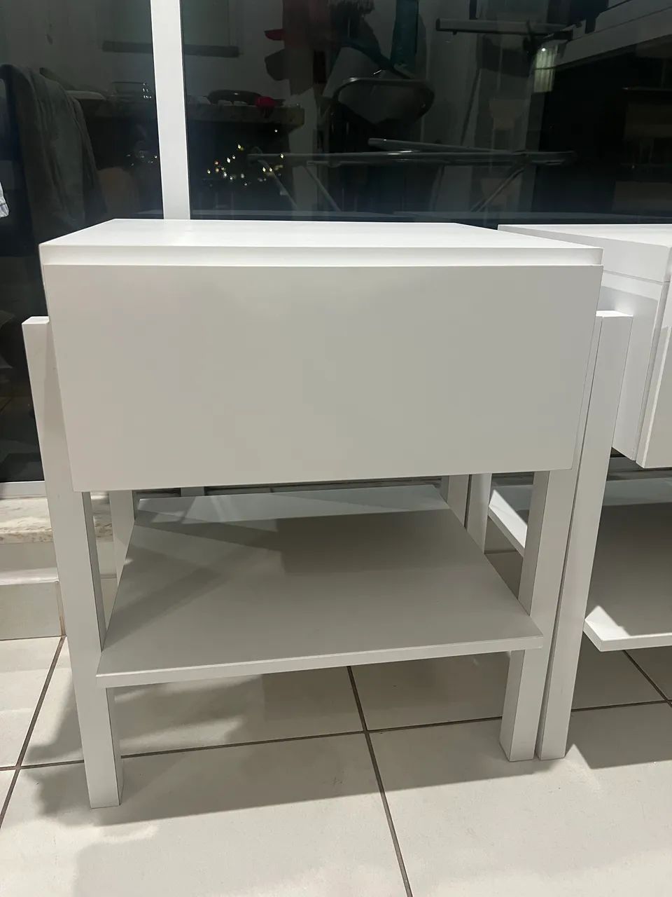 Mesa de cabeceira em MDF.