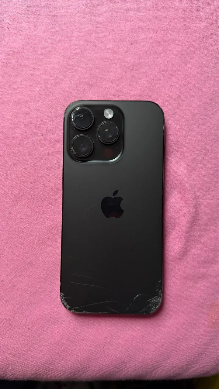 iPhone 16 pró com tela e traseira trincada