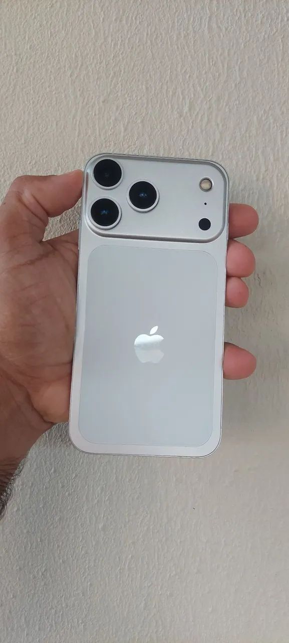 IPHONE XR DE 128.GB NA CARCAÇA DO 17 PRO