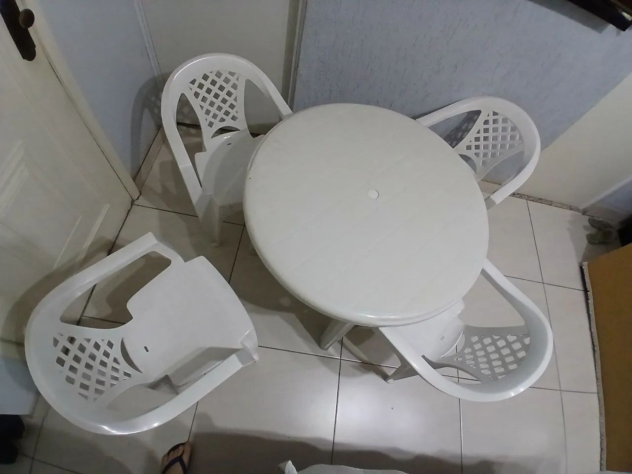 Mesa redonda de plastico tramontina com 4 cadeiras com braços  - Foto 2