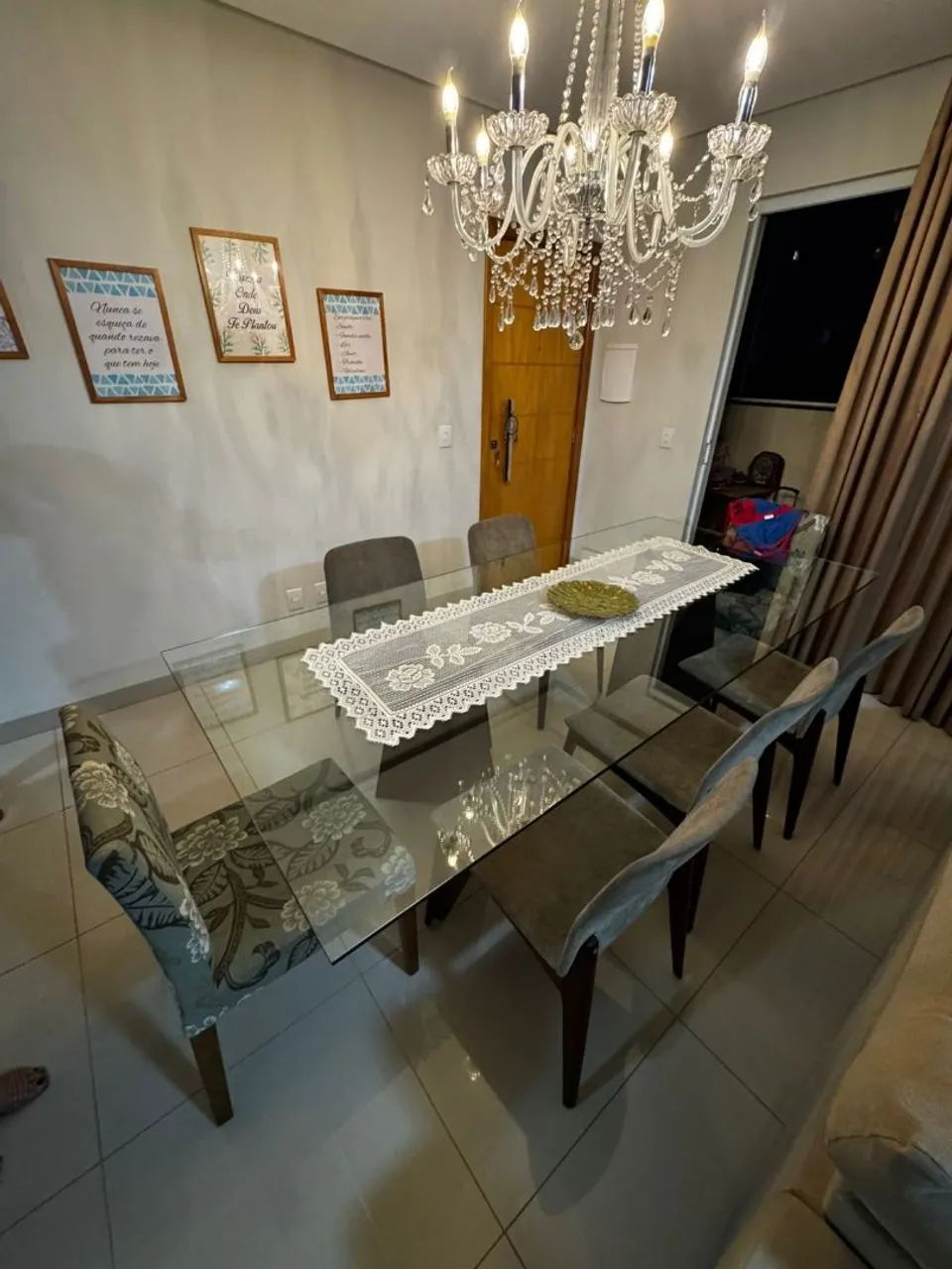 Mesa de jantar com 8 cadeiras. 
