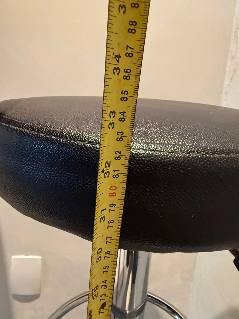 Banqueta Alta Giratória Cromada com Regulagem de Altura, Estofada Preta - Foto 5