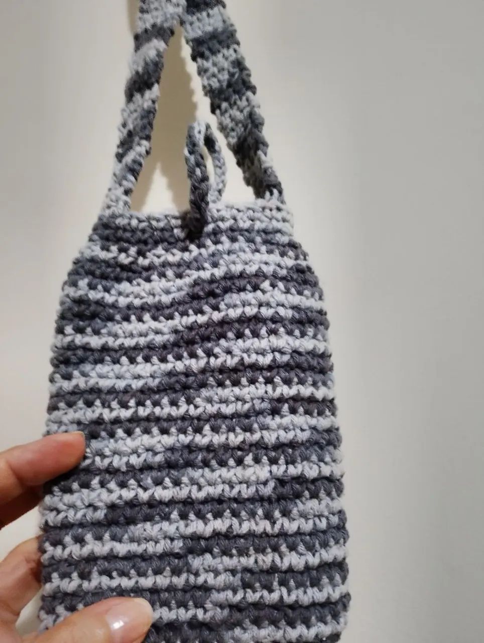 Bolsa porta celular crochê cinza degradê sob medida  - Foto 3