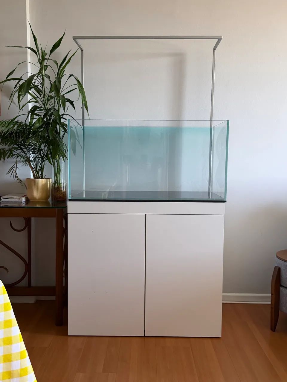 Vendo aquário Extra clear + móvel próprio p/ aquário, com suporte p/ luminária - Foto 2