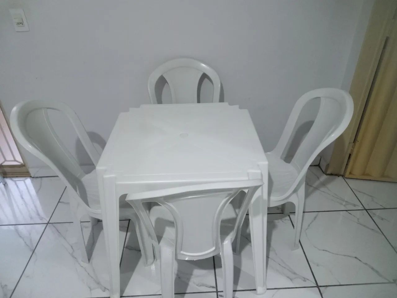 Conjunto de mesa e cadeiras (ganhe + uma cadeira)