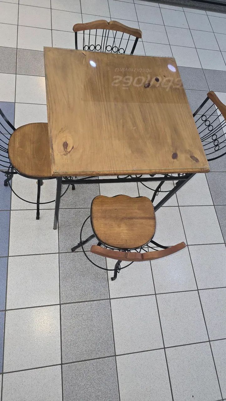 Mesa com cadeiras 