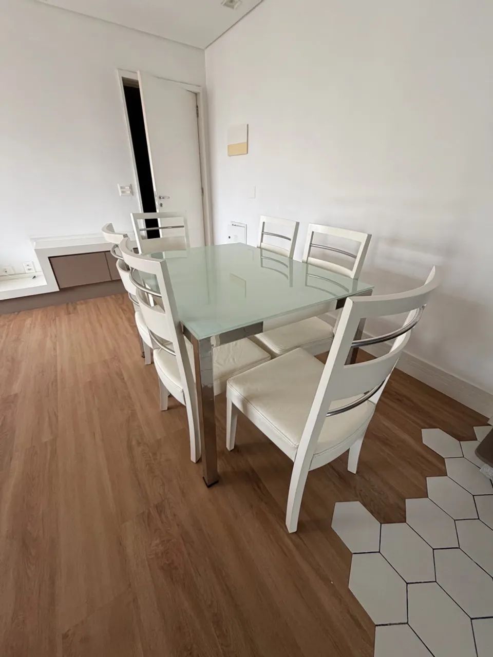 Mesa branca conjunto com cadeiras 