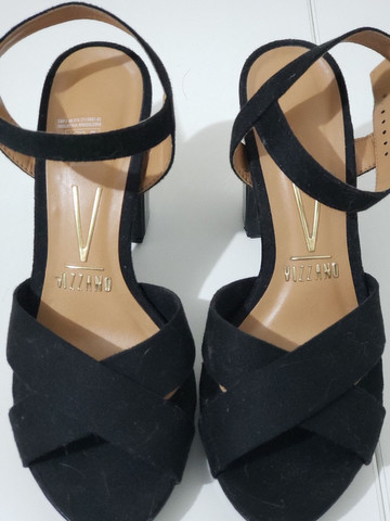 sapatos e roupas femininas