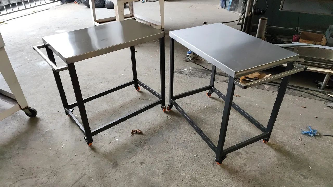Mesa de aço inox com rodinhas