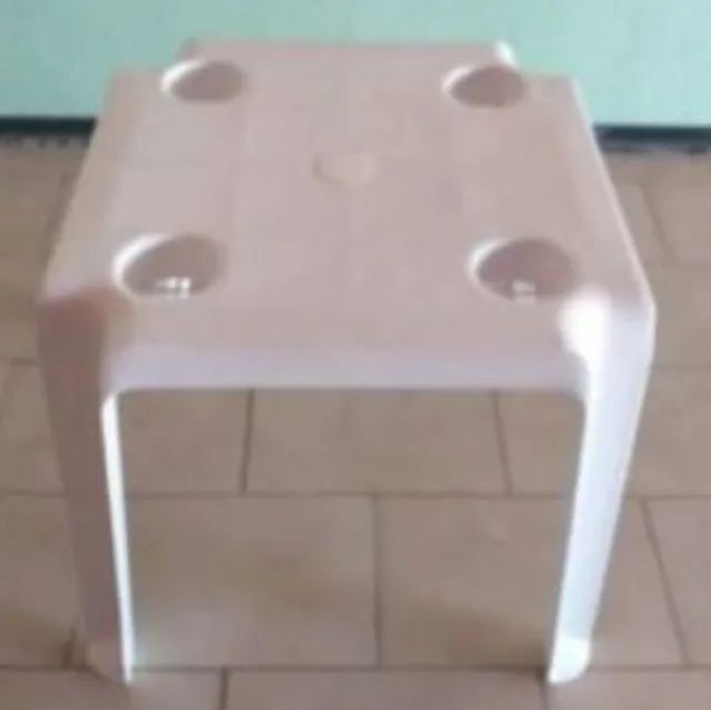 mesinha  de plástico marca tramontina com porta copos 
