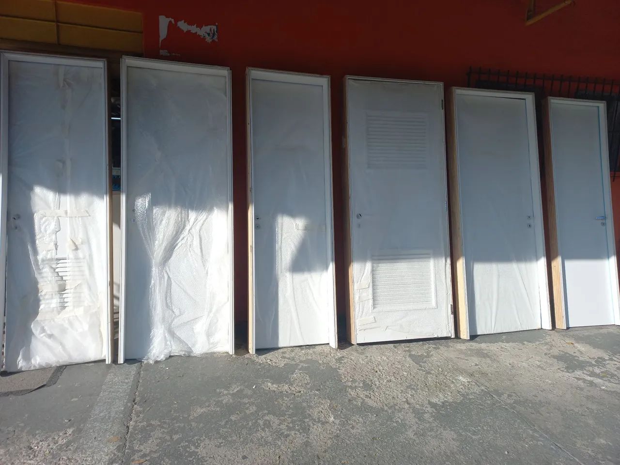 Portas de madeira novas completa - Foto 4