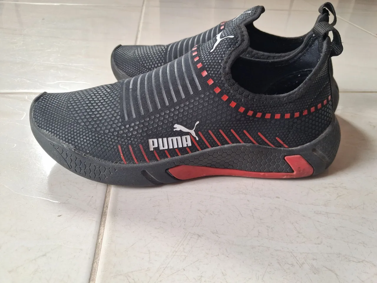 Tênis Puma Slip-on Preto com Detalhes em Vermelho