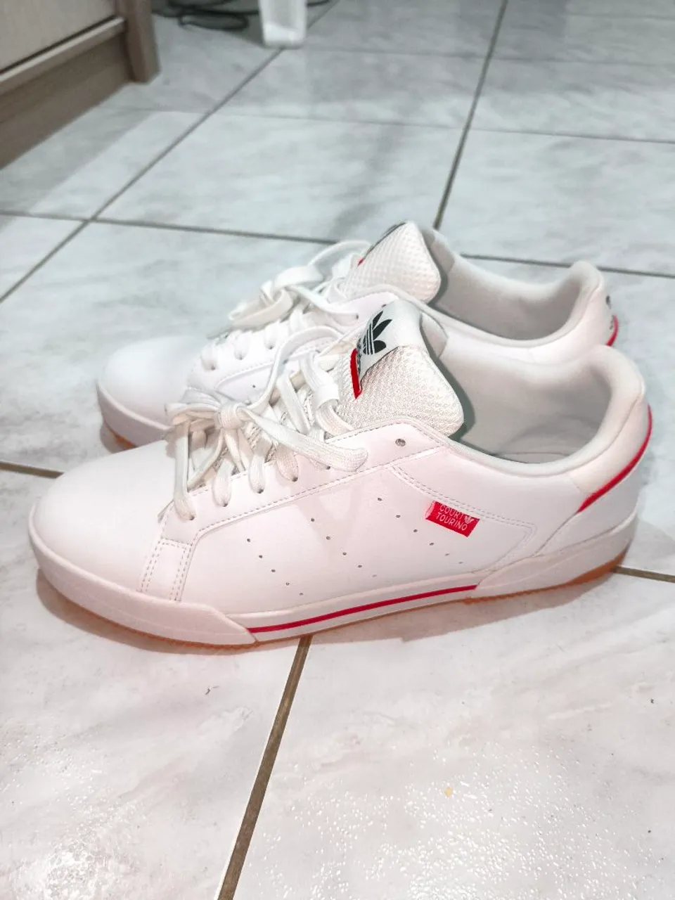 Tênis Adidas Court Tourino - Branco com Detalhes Vermelhos