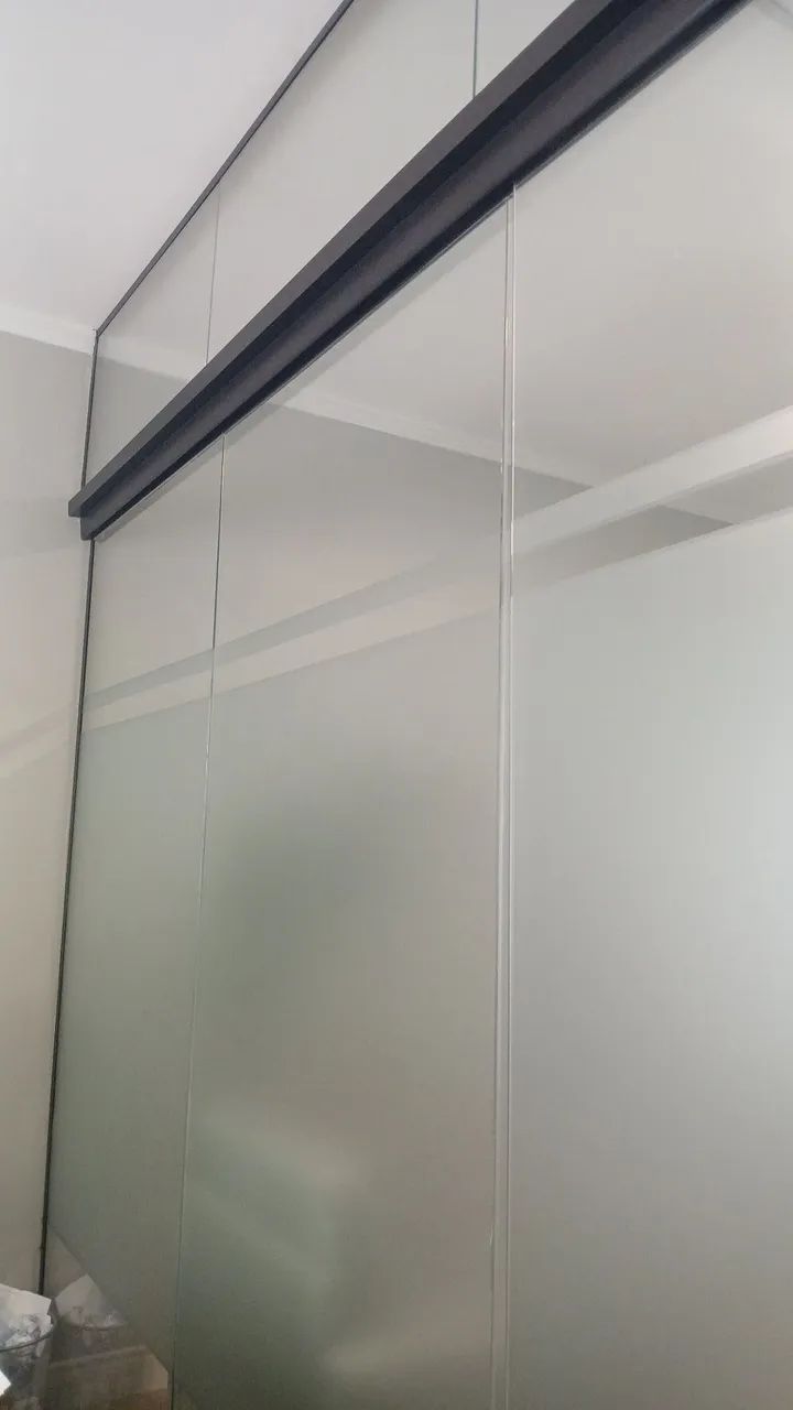 Divisoria de vidro com porta de correr - Foto 2