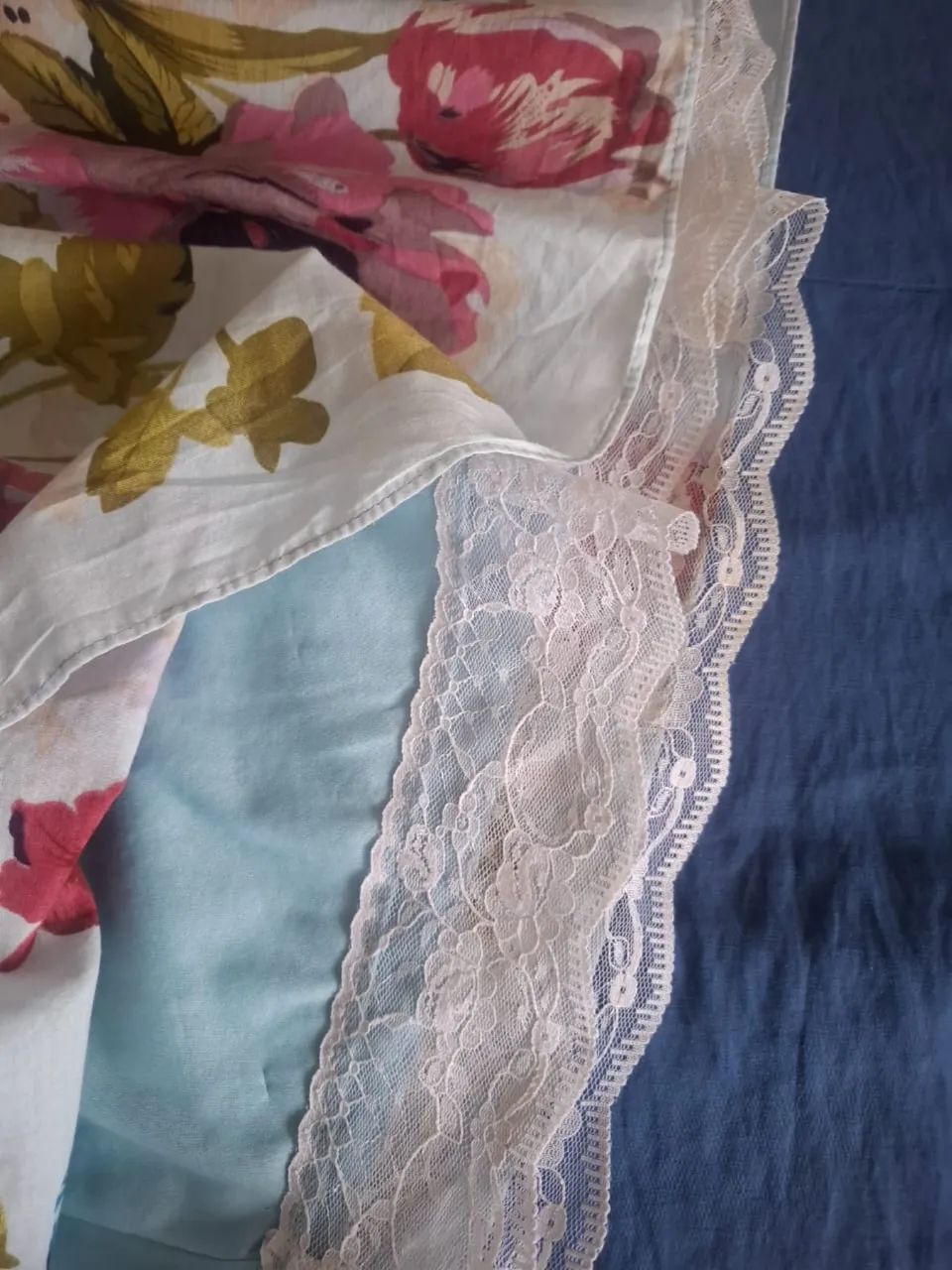 Vestido curto tomara que caia floral com renda - Foto 4