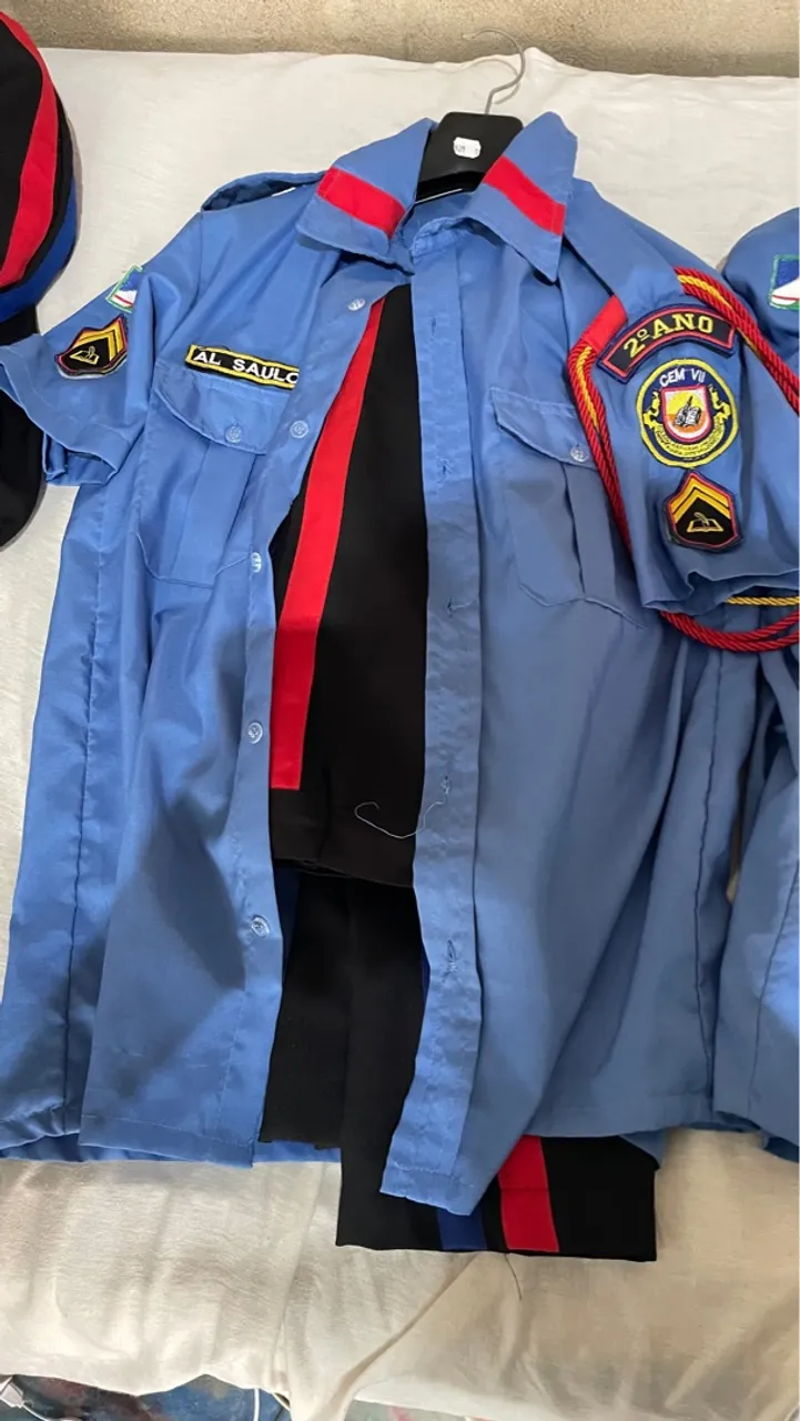 Uniformes social militar um no tamanho M e P tenho túnica também 
