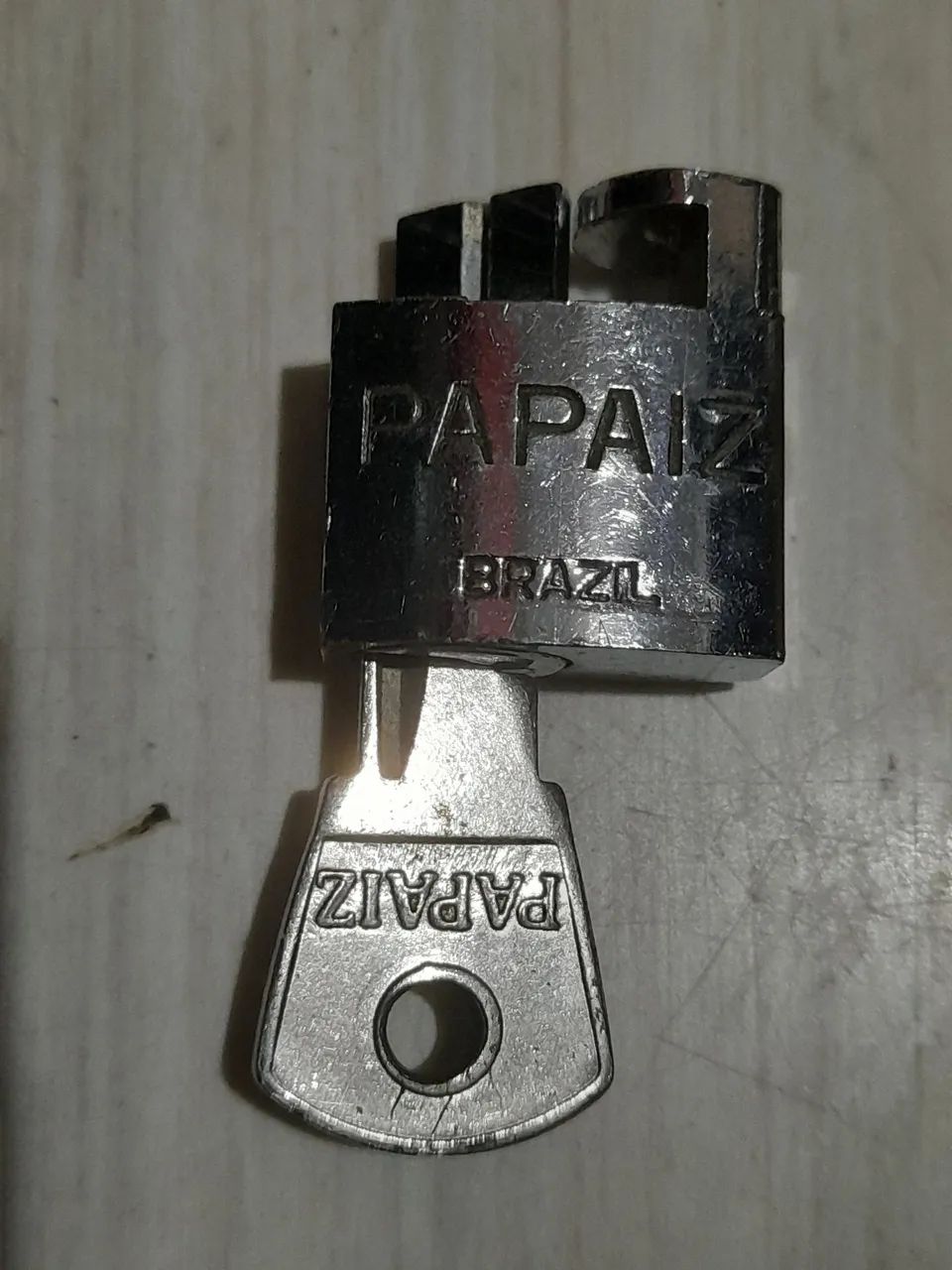 Cadeado antigo para telefone de discar. - Foto 2