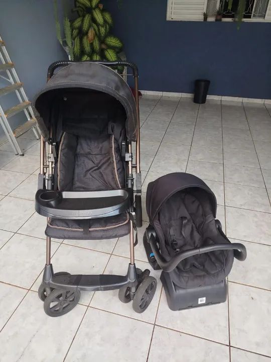 Carrinho de bebê e bebê conforto Galzerano