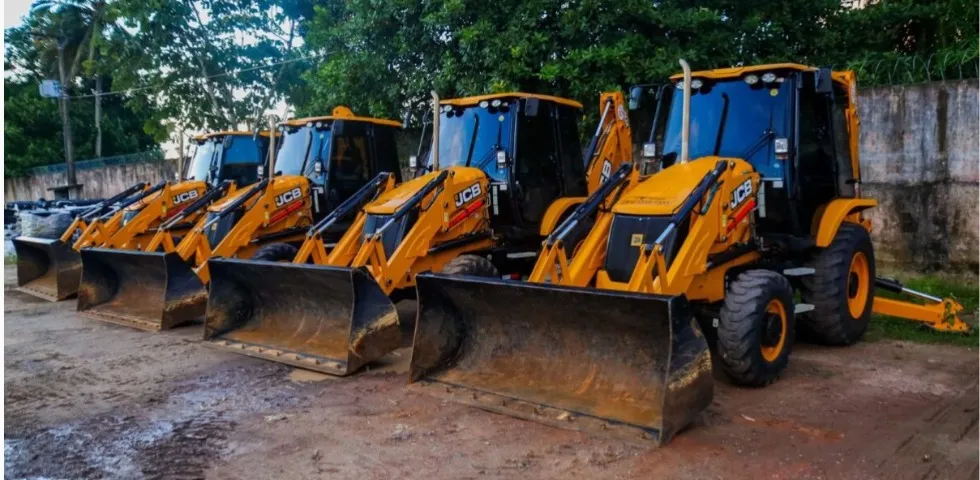 Aluguel Mensal de retro escavadeira JCB nova com 500 h