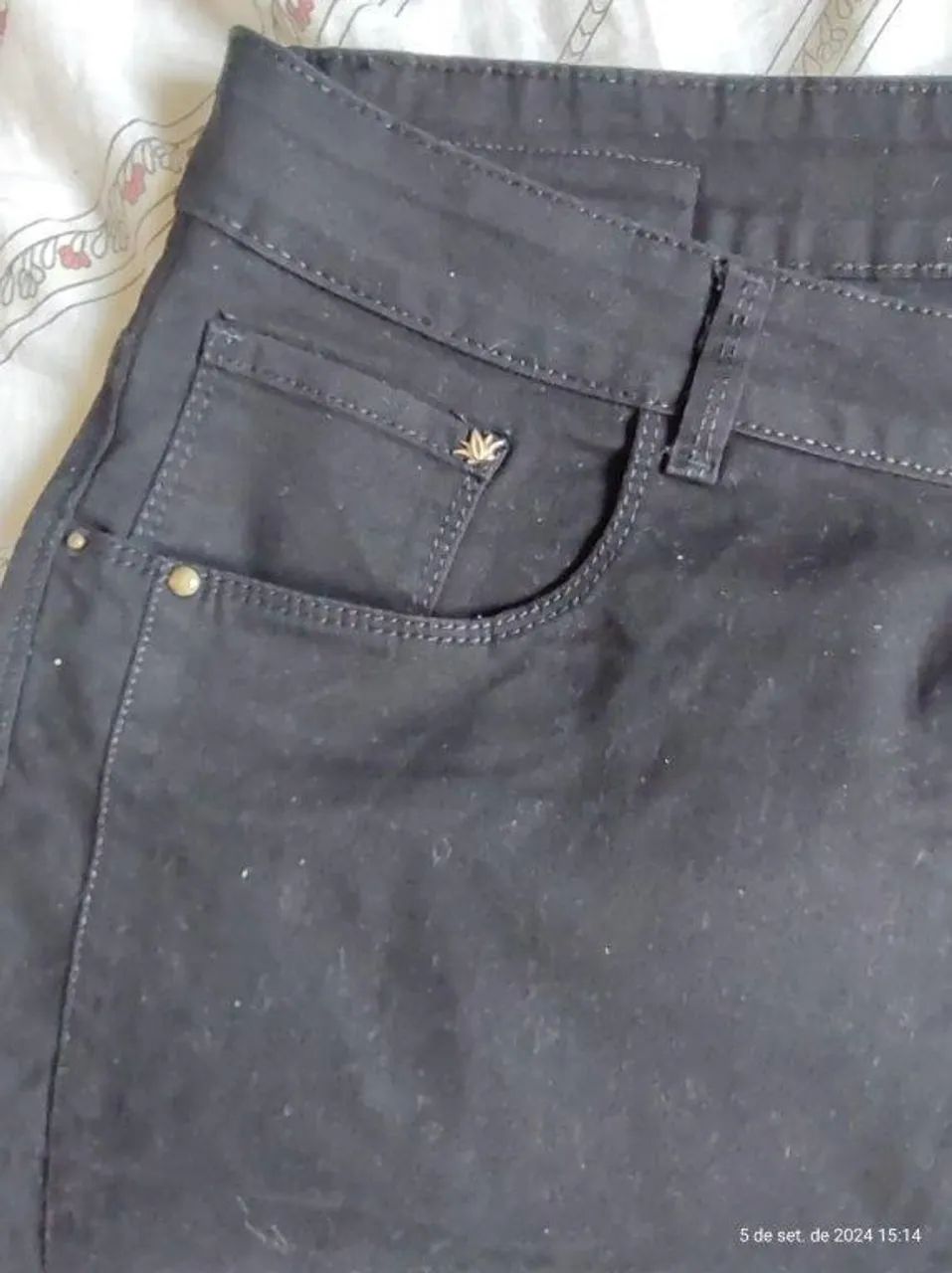 calça plus size cigarrete bordada preta tamanho 52 - Foto 5