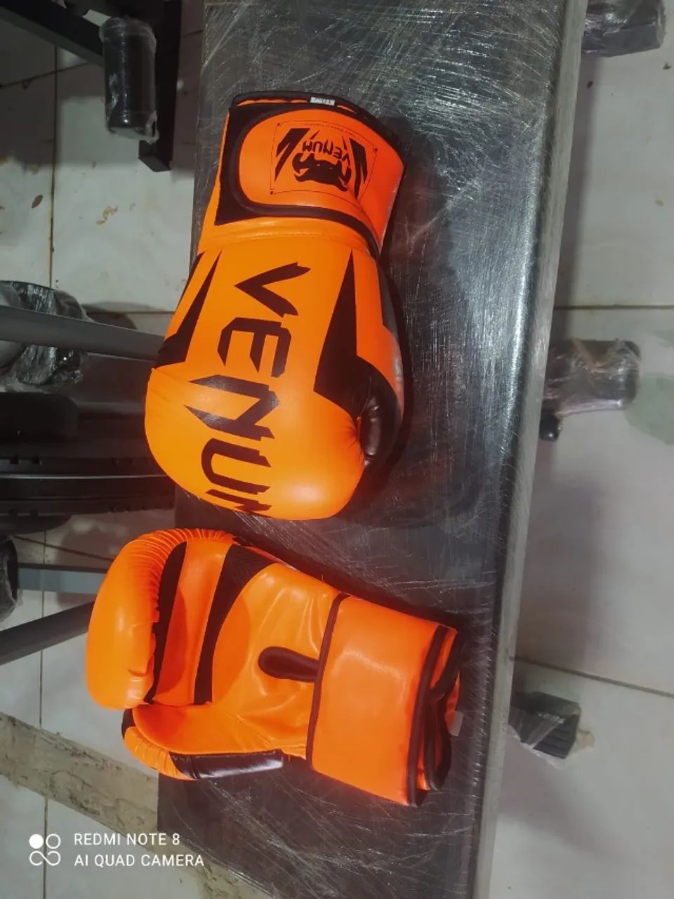 Luva Venum 10 Oz laranjada e preta - Foto 2