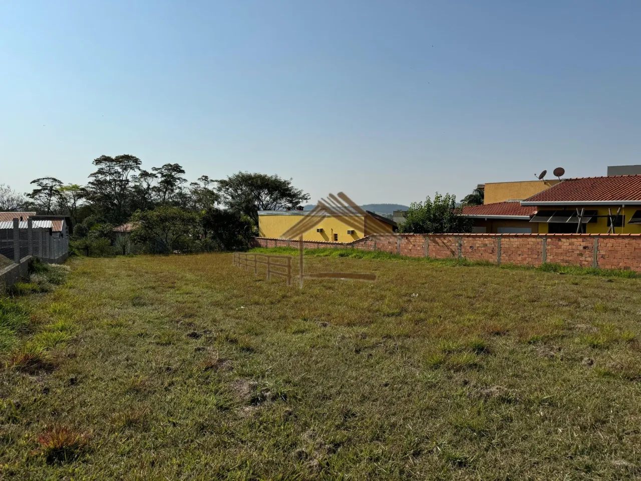 Terreno com 1.000 m² em condomínio, local tranquilo com vizinhos moradores, Porangaba SP - Foto 2