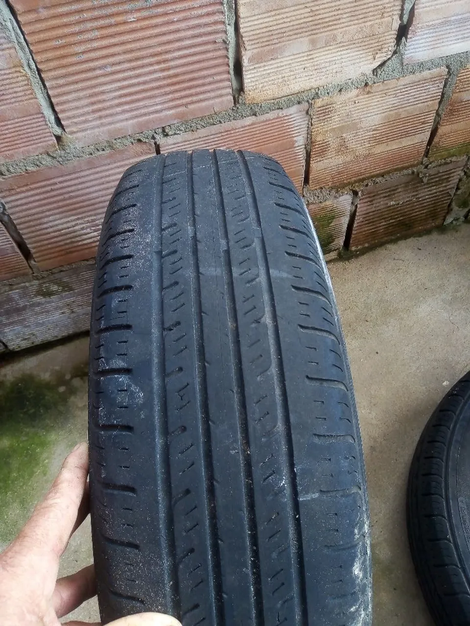 Dois peneu radial 175,75,14 250 os dois ainda anda muito,