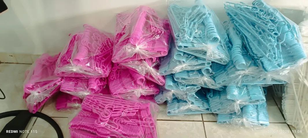 Cabide de Plastico Com Antiderrapantes Infantil - Foto 4
