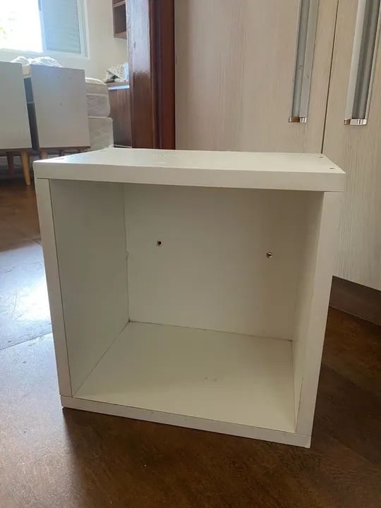 Prateleira de madeira branca