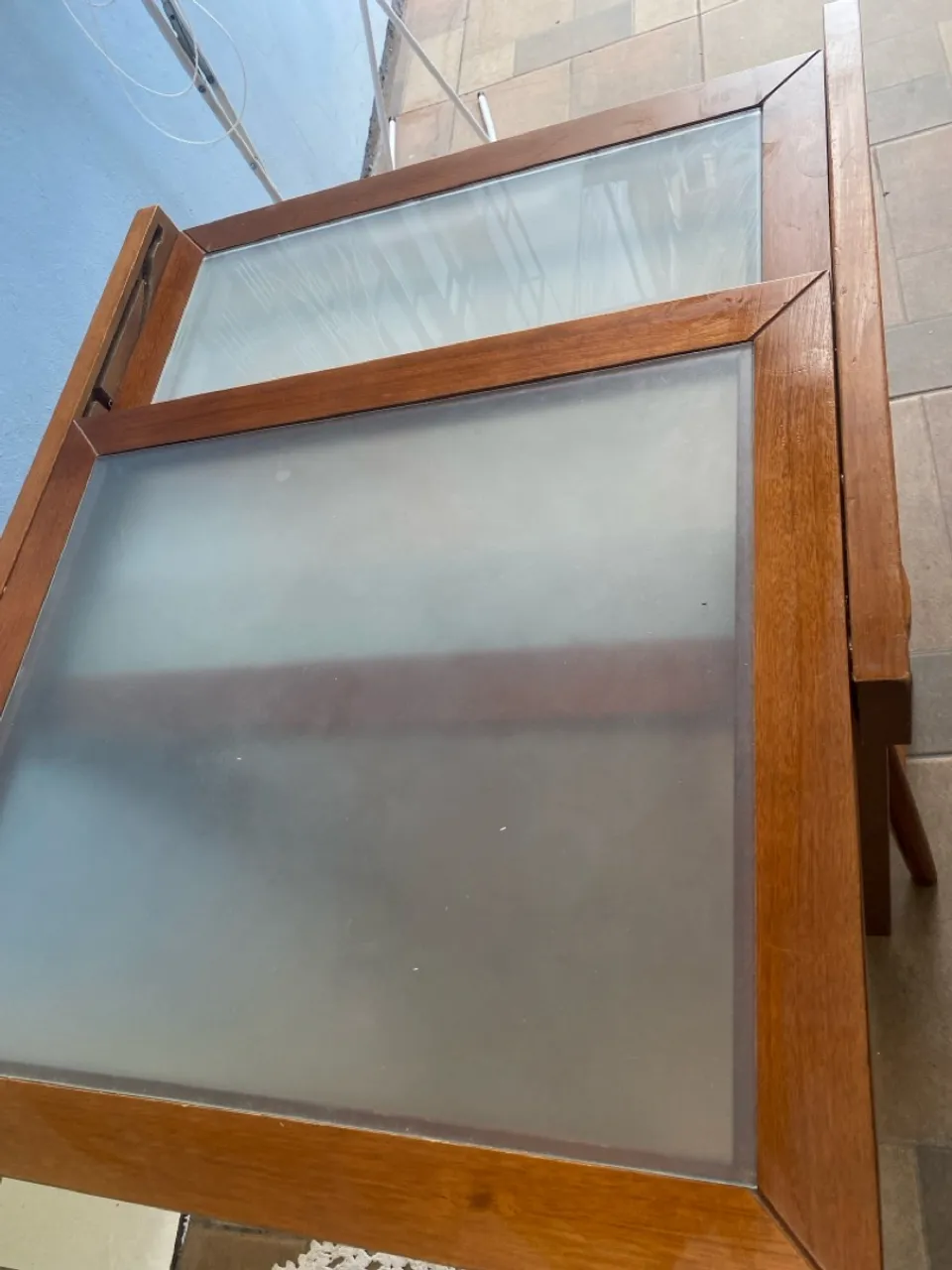 Mesa de centro em madeira com tampo de vidro