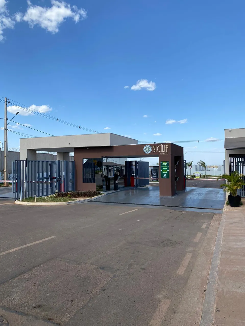 Térrea para venda tem 100 metros quadrados com 3 quartos e churrasqueira no Cond. Sicília