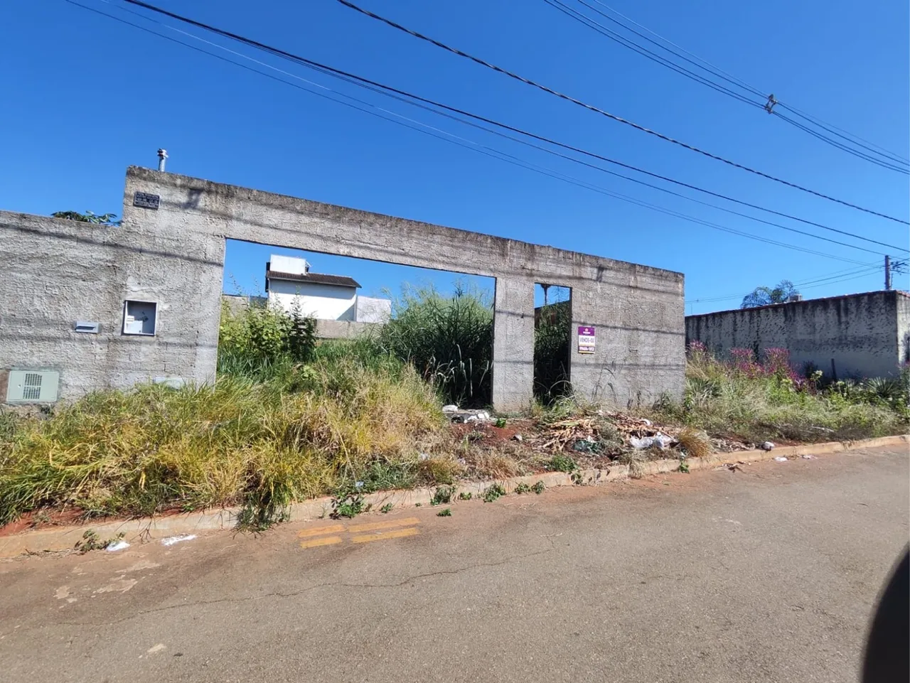 Lote murado bairro nobre (Morumbi).