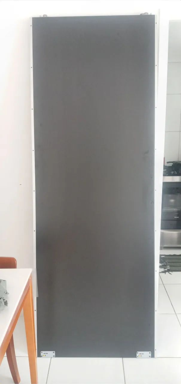 Porta de guarda roupa de correr usada.