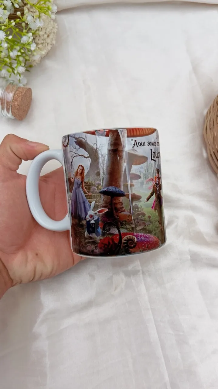 CANECA PERSONALIZADA ALICE NO PAIS DAS MARAVILHAS - PRONTA ENTREGA