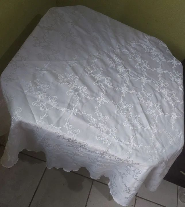 Toalha de Mesa Branca com Detalhes em Renda - Foto 2
