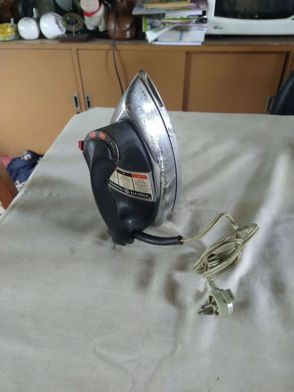 Ferro de passar roupa GE (220v).