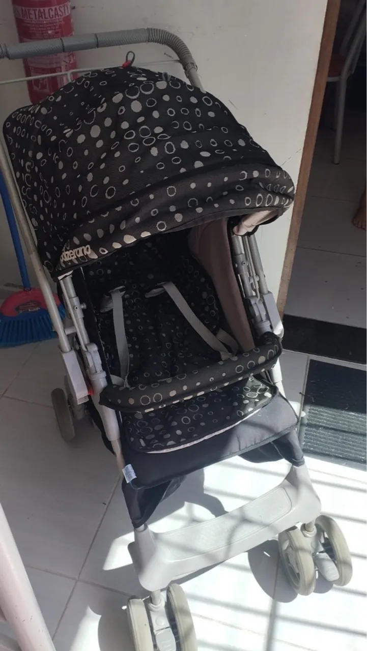 Carrinho de Bebê com Design Moderno e Conforto