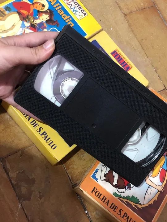 VHS Folha de São Paulo - Aladdin, A Casa dos Espíritos, Alice no País das Maravilhas - Foto 2