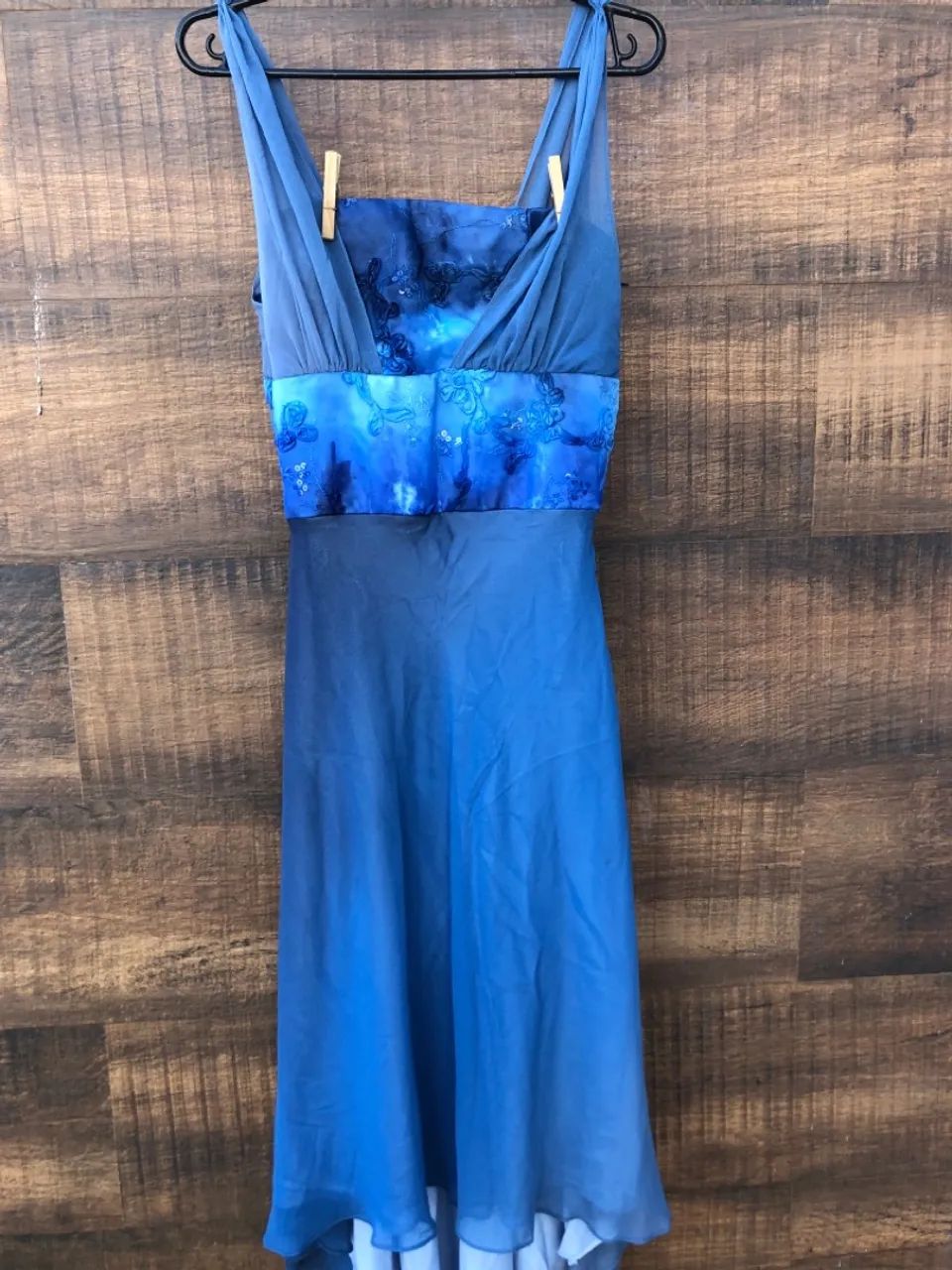 Vestido Azul Elegante com Detalhes Florais - Foto 3