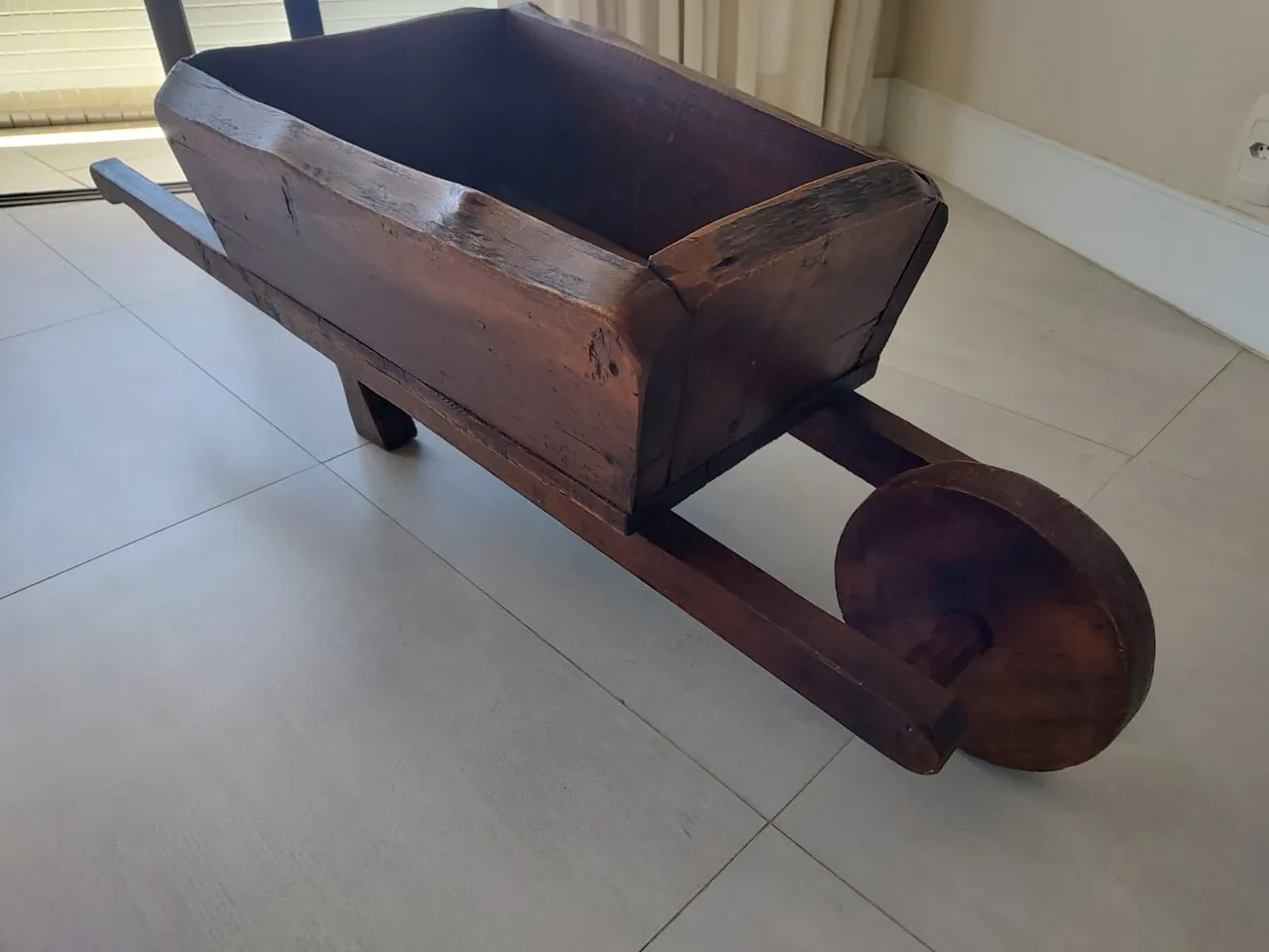 Carrinho de mão de madeira antigo