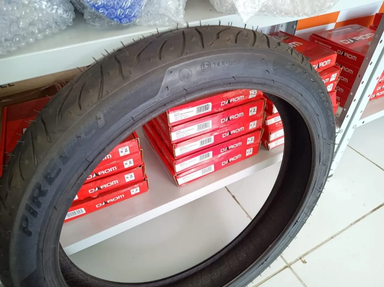 Pneu Pirelli Super City 2.75-18 (Sem câmera)