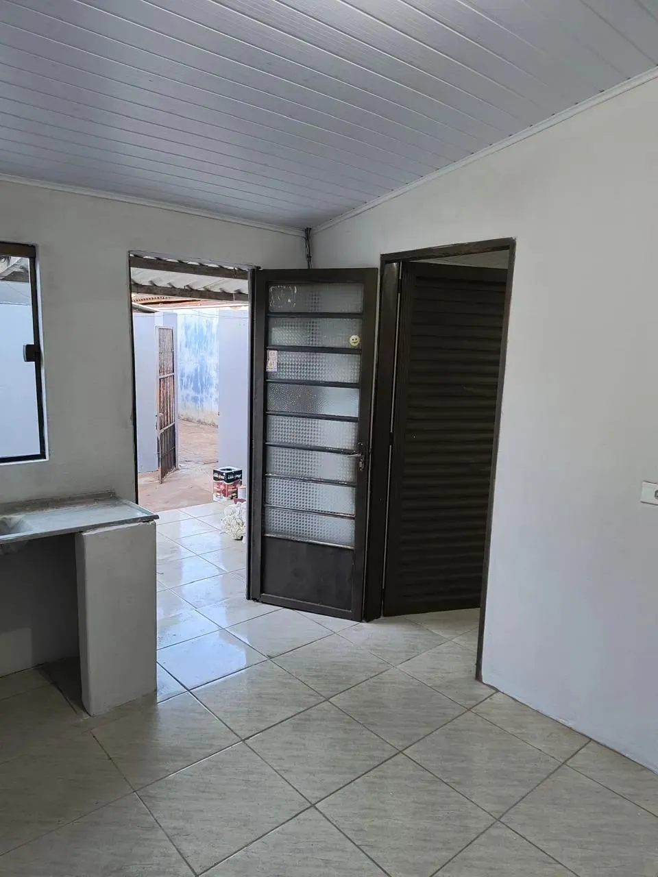 Casa 2 dor sala/cozinha com varanda e quintal sem Vaga