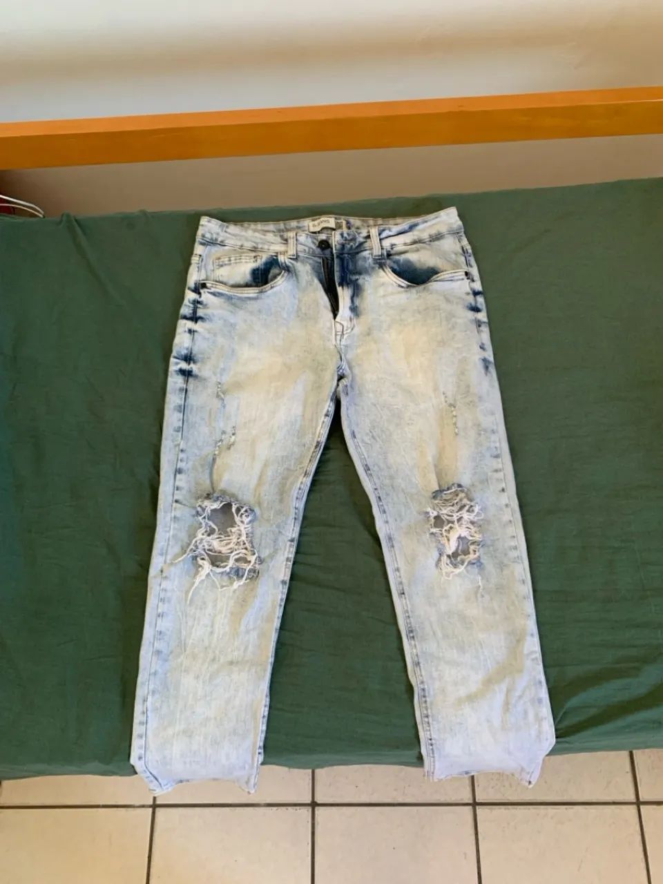 Calça Jeans Carrot Destroyed Azul Claro