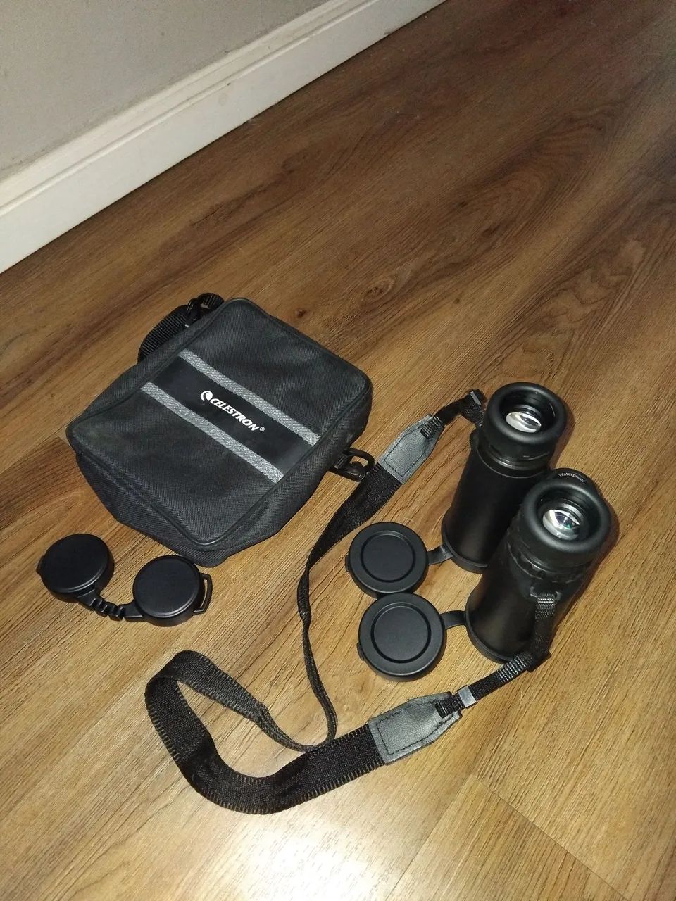 Binóculo celestron outland 10x42