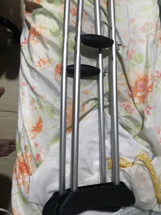 Dois pares de muletas!!!