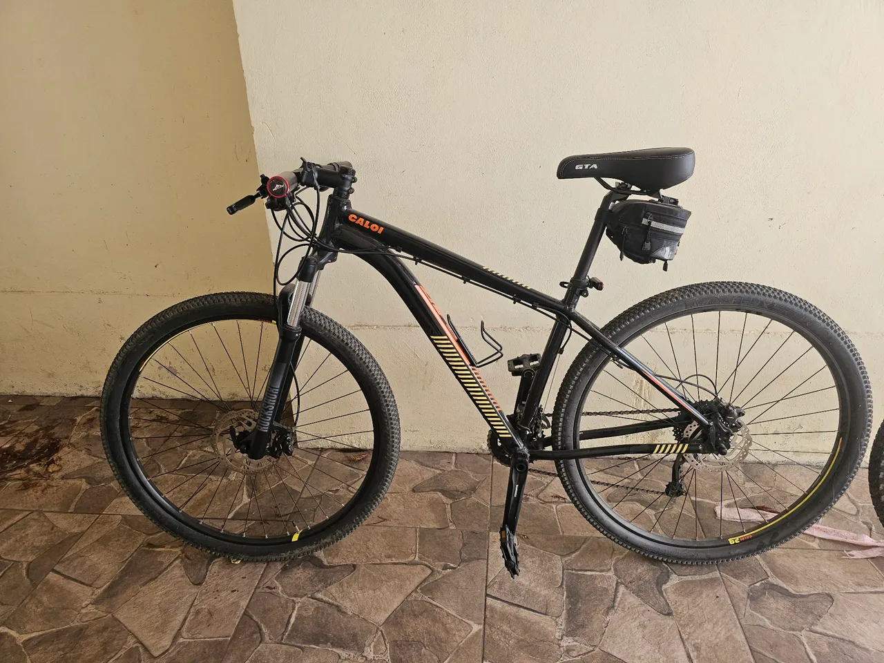 Bicicleta Caloi toda Shimano susp. ROCKSHOX