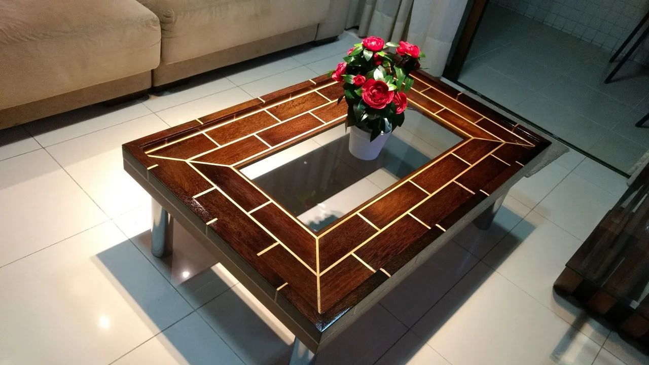 Mesa de centro de madeira maciça com vidro 